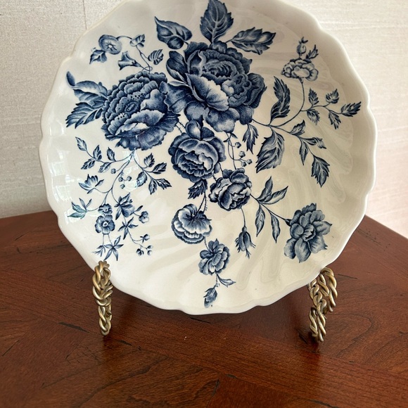 Vintage Elizabeth by Johnson Brothers Round Serving Bowl, blue and white, table - Picture 1 of 9
